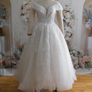 Wedding dress Ivory white and pearls Size 4